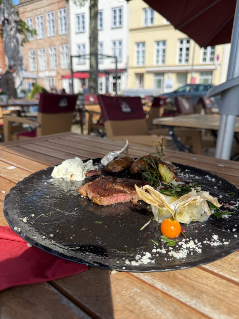 Zart gebratene Kalbsleber in Portwein-Bratensauce mit roten Zwiebeln, Wildheidelbeersauerkraut und Salzkartoffeln. Klassisch, kräftig, fein abgestimmt.