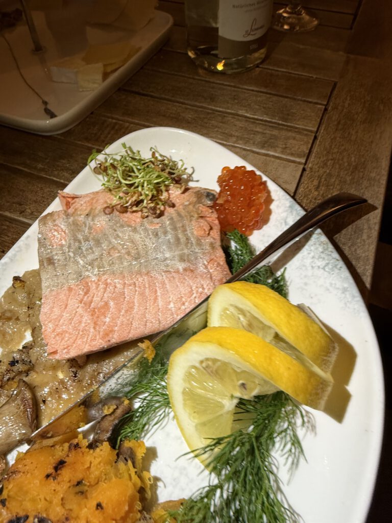 200g gegrillter Sockeye Lachs, mit wechselnden Beilagen, Sauerkraut, Wermutstropfen, Zitrone